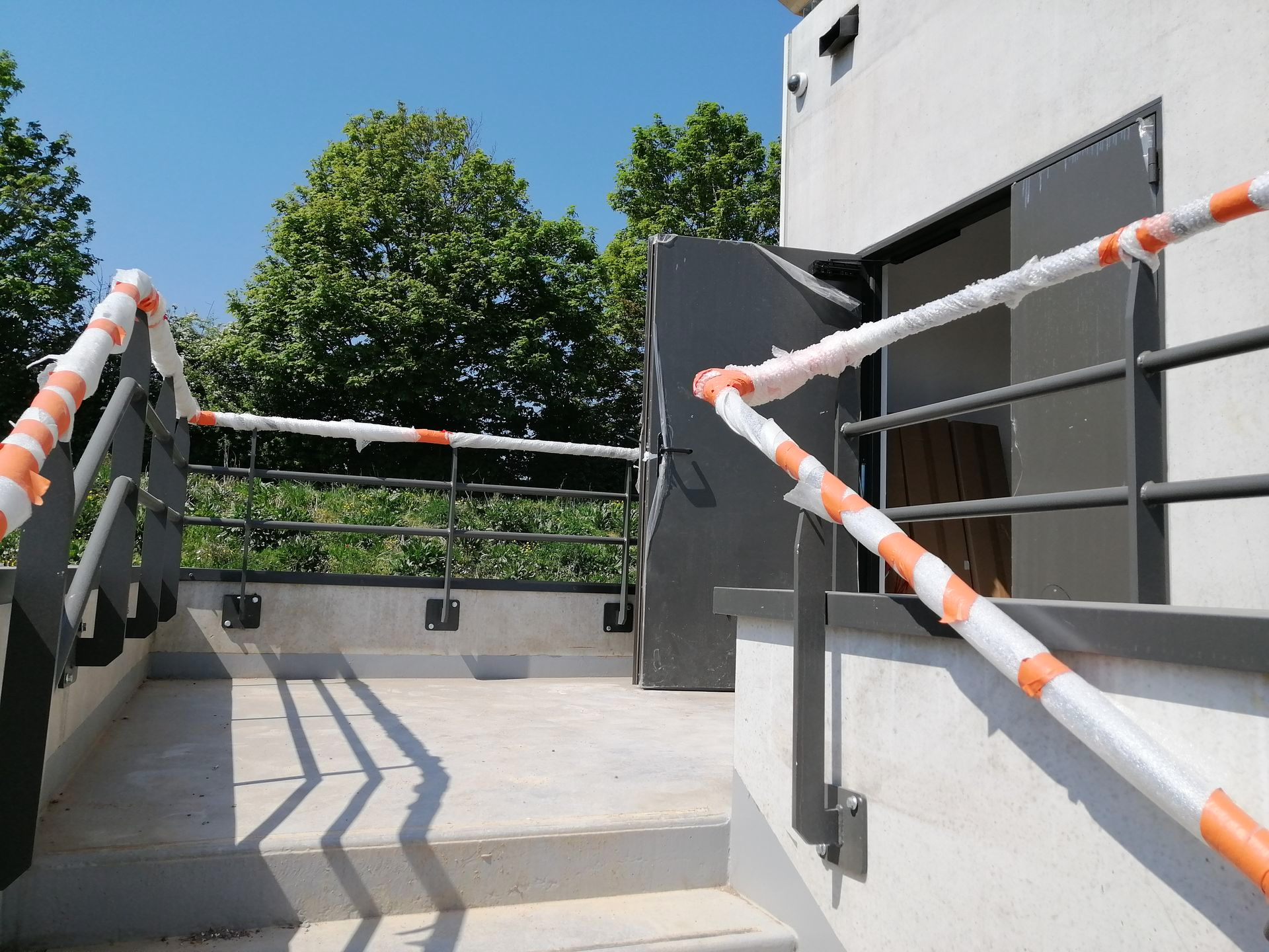 Garde-corps et porte acier